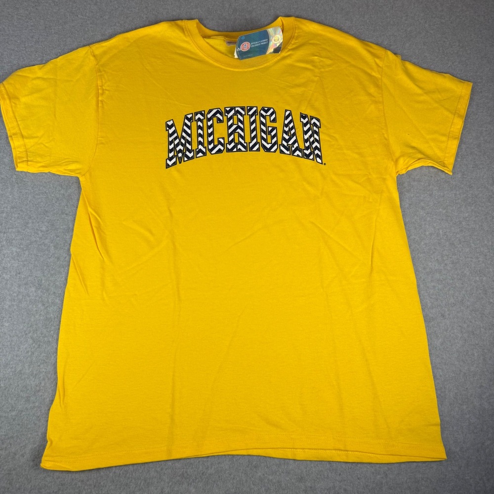 Gildan Michigan T-Shirt Mens Large Yellow Chevron Graphic Short Sleeve